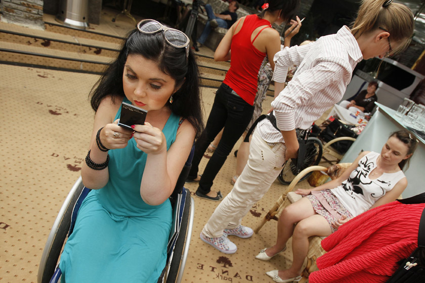 2012年7月25日，乌克兰基辅，一名残疾模特照镜子化妆，准备参加时装秀。 REUTERS/Gleb Garanich_财新每周图片(2012.7.21-7.27)