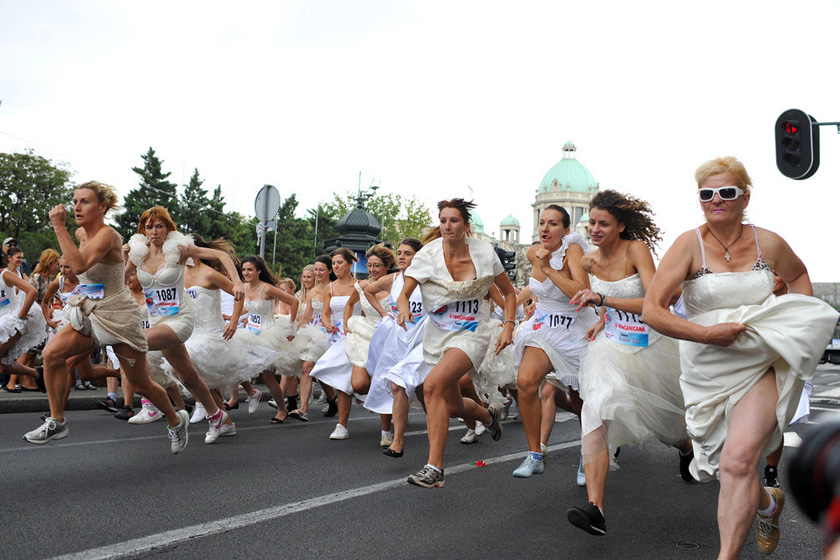 2012年7月22日，塞尔维亚贝尔格莱德，妇女穿婚纱扮成“新娘”，参加疯狂婚纱赛跑大赛。 ANDREJ ISAKOVIC/东方IC_财新每周图片(2012.7.21-7.27)