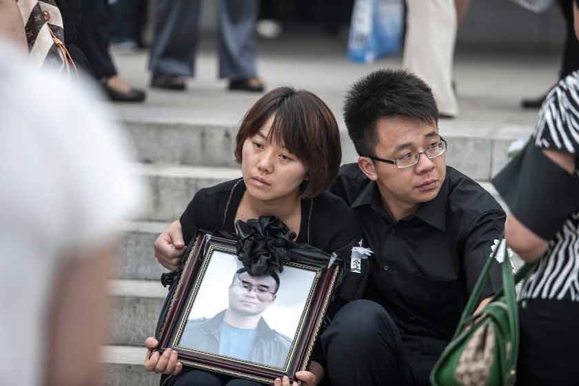 2012年7月25日，广渠门溺亡男子丁志健追悼会，妻子神情绝望。 CFP_北京逝者