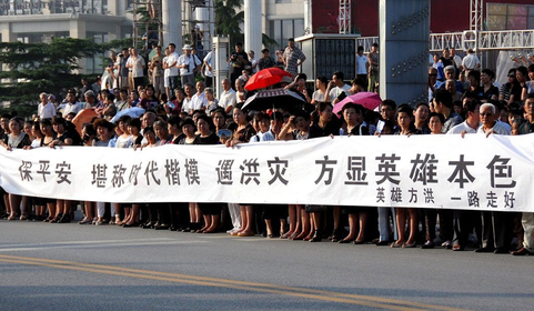 7月29日晨，北京，燕山地区的主要大街两侧站满了特意赶来为李方洪送别的民众。  龚文豹/东方IC