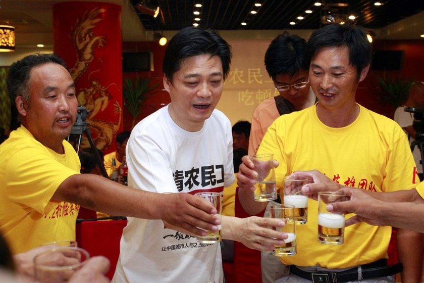 7月30日，北京，崔永元正在跟农民工吃饭。  东方IC_崔永元请北京暴雨救人农民工吃饭 