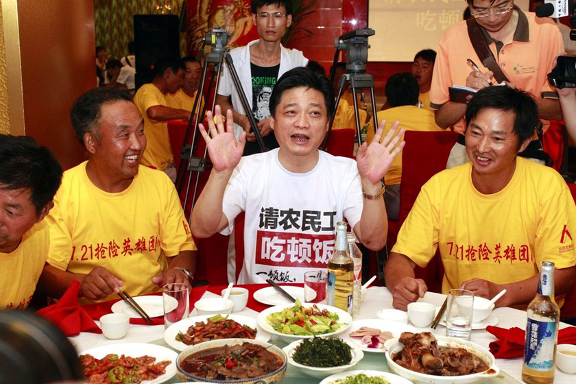 7月30日，北京，崔永元正在跟农民工吃饭，示意媒体不要太累，也过去吃饭。    东方IC_崔永元请北京暴雨救人农民工吃饭 