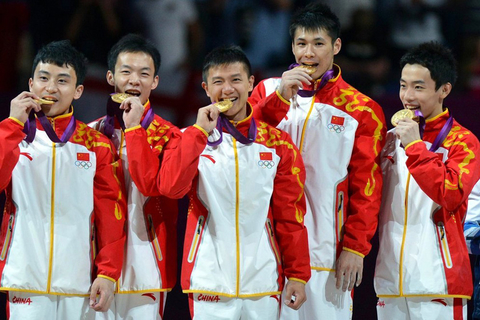7月30日，中国体操男团获得冠军，冯喆、郭伟阳、陈一冰、张成龙和邹凯（由左至右）。   东方IC