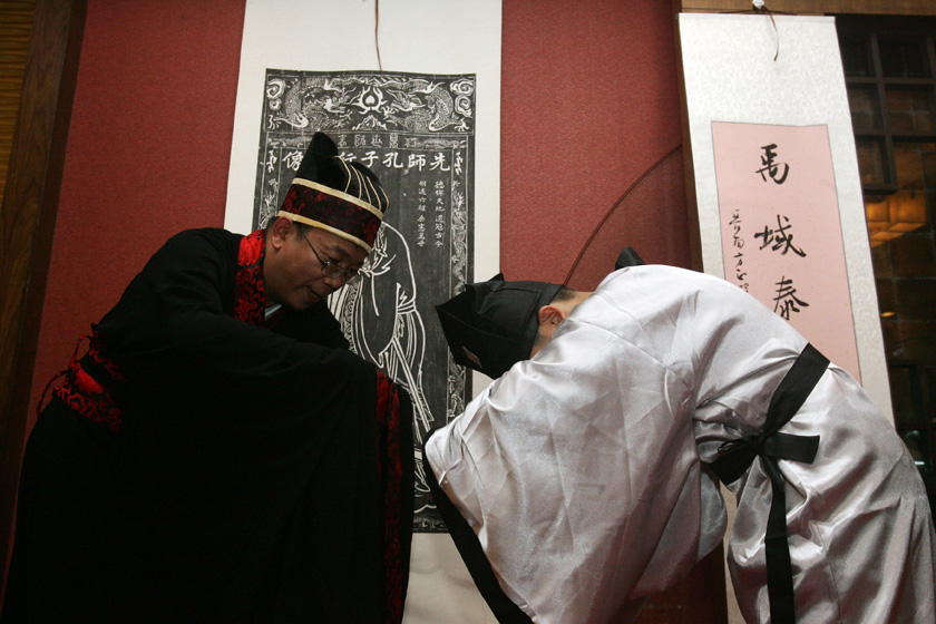 7月30日，太原，司仪在成童礼上和男童互拜。 张云/中新社山西分社_太原儿童举行“成童礼”