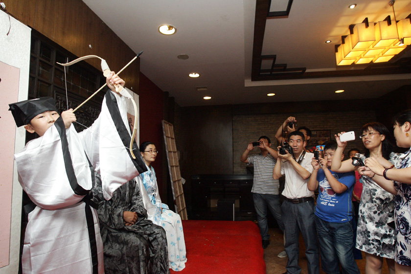 7月30日，太原，成童礼仪式上的“射天地四方”。 张云/中新社山西分社_太原儿童举行“成童礼”