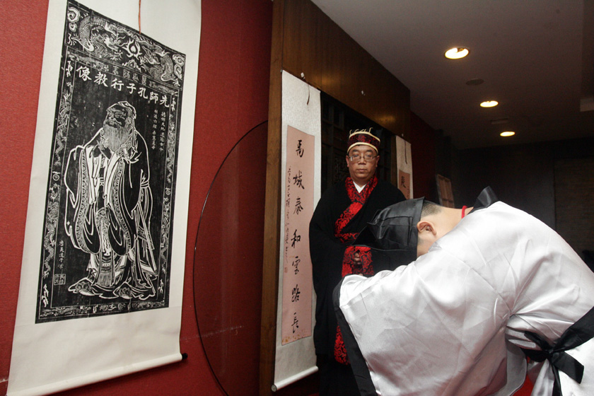 7月30日，太原，成童礼上的“敬圣人 拜先师”，一拜谦虚好学得慧心；再拜知聪识理能进步；三拜悟性开通增智慧。 张云/中新社山西分社_太原儿童举行“成童礼”