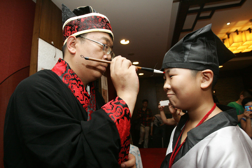 7月30日，太原，成童礼仪式上的“点朱砂启童智”。 张云/中新社山西分社_太原儿童举行“成童礼”