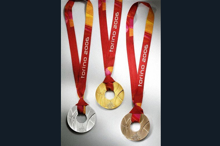 3.2006年都灵冬奥会，重量：16.5盎司，现价：26136美元。_外媒评历届奥运十大最具价值金牌