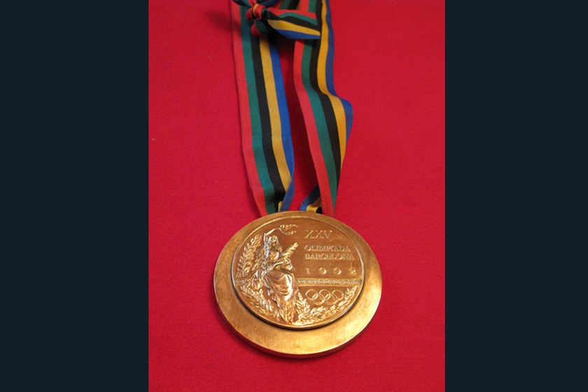 7.1992年巴塞罗那夏奥会，重量：8.15盎司，现价：12910美元。_外媒评历届奥运十大最具价值金牌
