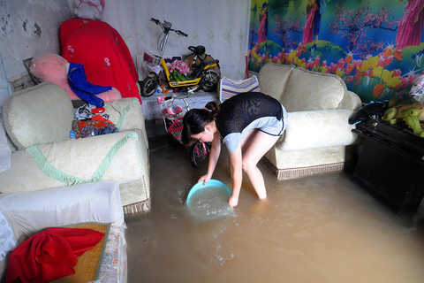 积水无处可排 居民家中几成泽国