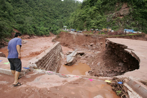 7月31日，云南省景谷县，路基塌陷。 黄兴鸿/CFP