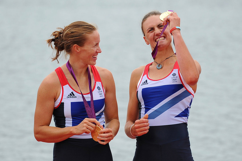 在苦等5天之后，东道主英国代表团终于获得了本次奥运会的首枚金牌。参加赛艇女子双人单桨项目的海伦·格洛弗（左）和希瑟·斯坦宁不负众望，以大幅领先其他选手的成绩为英国夺得冠军。 Dan Rowley/东方IC_奥运人物【第4期】