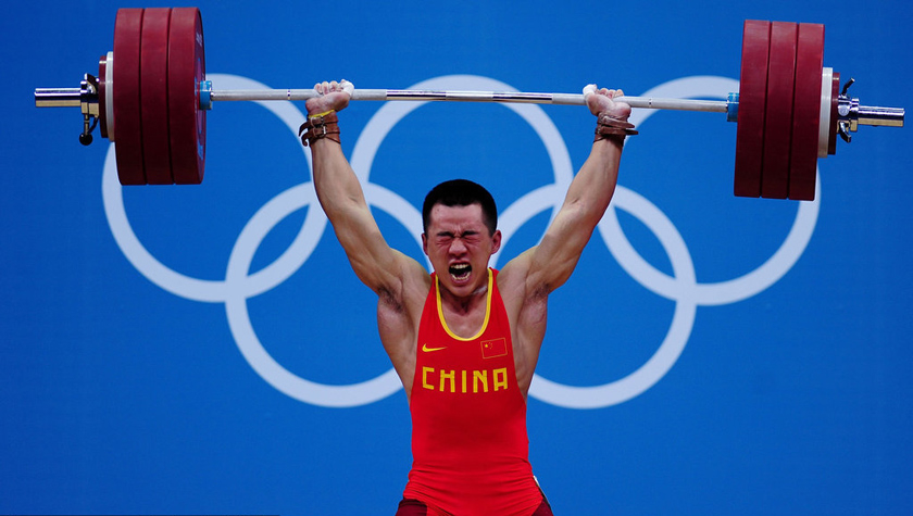 同一赛场上，另一名中国选手陆浩杰的表现更值得尊重。在抓举受伤的情况下，他带伤力战挺举为中国队保住了银牌。 Laurence Griffiths/Getty Images/CFP_奥运人物【第4期】