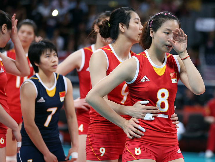 在女排第三轮比赛中，此前均为两连胜的中国队与美国队狭路相逢，中国女排经过三局苦战以0-3不敌对手。不过，本场比赛失利不会对中国女排的小组线出线形势产生较大影响。 Elsa/Getty Images/CFP_奥运人物【第4期】