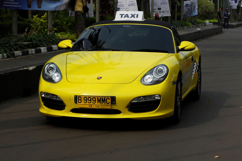 印尼雅加达街头，豪华跑车摇身变成出租车。 东方IC_法拉利保时捷变身街头出租车