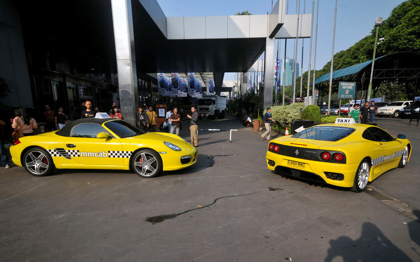 印尼雅加达街头，豪华跑车摇身变成出租车。 东方IC_法拉利保时捷变身街头出租车