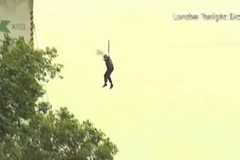 2012年8月1日，伦敦市长约翰逊·鲍里斯作为“特邀嘉宾”出现在伦敦的维多利亚公园进行宣传，随后他登上距离地面320米高的索道，带上安全帽手持两面英国国旗，企图从索道一端滑至另一端。不过令人意想不到的悲剧此时发生了，与他所预想不同的是，在距离到头还剩20米左右的距离时，他稳稳的停在了那里。在被滞空中的5分钟内他在不断高喊：“给我一根绳子