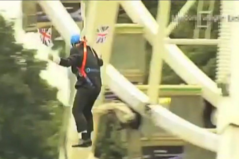 2012年8月1日，伦敦市长约翰逊·鲍里斯作为“特邀嘉宾”出现在伦敦的维多利亚公园进行宣传，随后他登上距离地面320米高的索道，带上安全帽手持两面英国国旗，企图从索道一端滑至另一端。不过令人意想不到的悲剧此时发生了，与他所预想不同的是，在距离到头还剩20米左右的距离时，他稳稳的停在了那里。在被滞空中的5分钟内他在不断高喊：“给我一根绳子