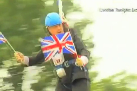 2012年8月1日，伦敦市长约翰逊·鲍里斯作为“特邀嘉宾”出现在伦敦的维多利亚公园进行宣传，随后他登上距离地面320米高的索道，带上安全帽手持两面英国国旗，企图从索道一端滑至另一端。不过令人意想不到的悲剧此时发生了，与他所预想不同的是，在距离到头还剩20米左右的距离时，他稳稳的停在了那里。在被滞空中的5分钟内他在不断高喊：“给我一根绳子