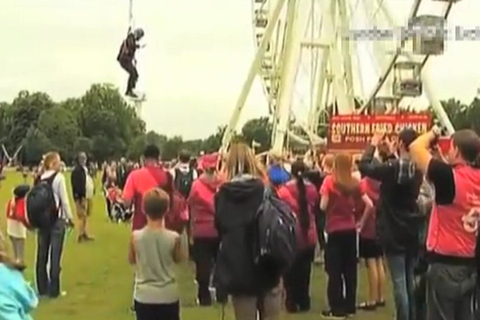 2012年8月1日，伦敦市长约翰逊·鲍里斯作为“特邀嘉宾”出现在伦敦的维多利亚公园进行宣传，随后他登上距离地面320米高的索道，带上安全帽手持两面英国国旗，企图从索道一端滑至另一端。不过令人意想不到的悲剧此时发生了，与他所预想不同的是，在距离到头还剩20米左右的距离时，他稳稳的停在了那里。在被滞空中的5分钟内他在不断高喊：“给我一根绳子