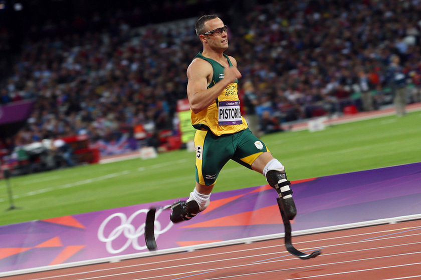 在田径赛场还有一位选手值得关注。绰号“刀锋战士”的南非选手奥斯卡·皮斯托瑞斯在男子400米半决赛中虽然只跑了最后一名遗憾出局，但却赢得了全场观众的掌声。天生残疾的他是历史上第一位参加健全人奥运会的双腿截肢运动员。 Michael Kappeler/东方IC_奥运人物【第8期】 