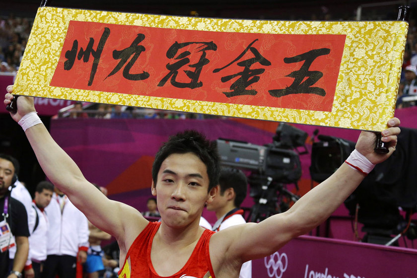 在男子自由体操决赛中，中国选手邹凯以15.933分成功卫冕，为中国体操队拿到了在本届奥运会上的第二枚金牌，这也是他个人所取得的第五枚奥运会金牌。 Julie Jacobson/东方IC_奥运人物【第8期】 