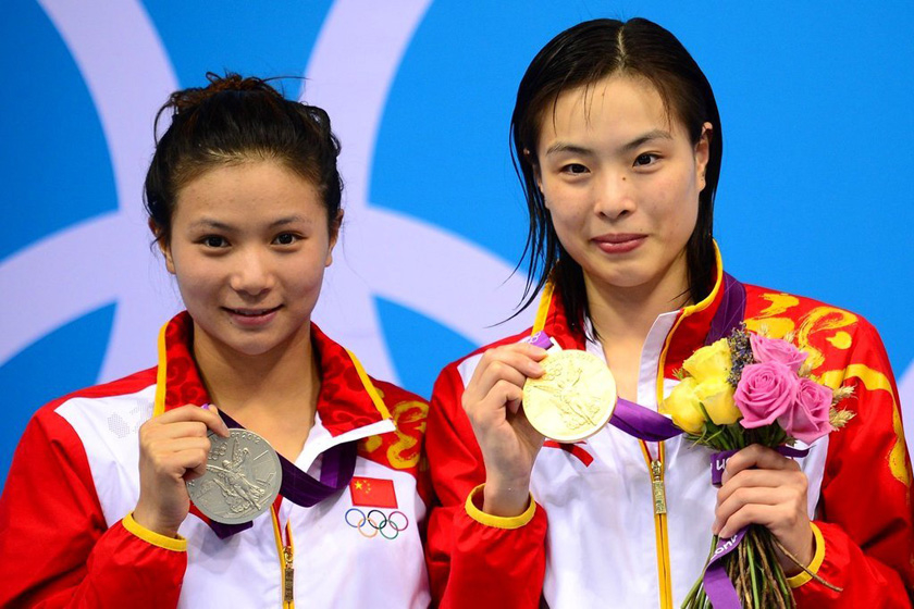 在跳水首个个人项目女子三米板的决赛中，中国的双保险组合吴敏霞（右）、何姿包揽金银牌，实现了奥运会该项目的七连冠。同时，这也是吴敏霞首次获得奥运会跳水个人项目的金牌。 MARTIN BUREAU/东方IC_奥运人物【第8期】 