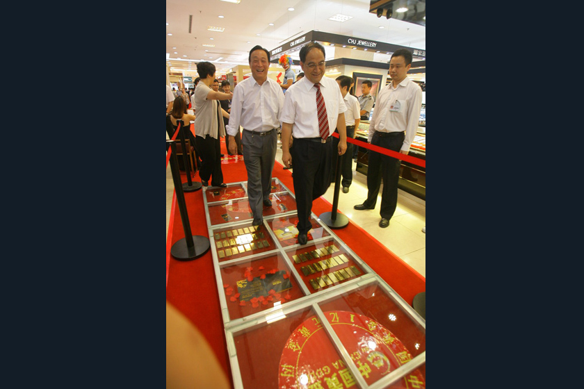 8月5日，武汉，世贸广场珠宝节现场，铺设在中国黄金专柜前的“金光大道”。 李少文/CFP_商家用200公斤金砖铺“金光大道”