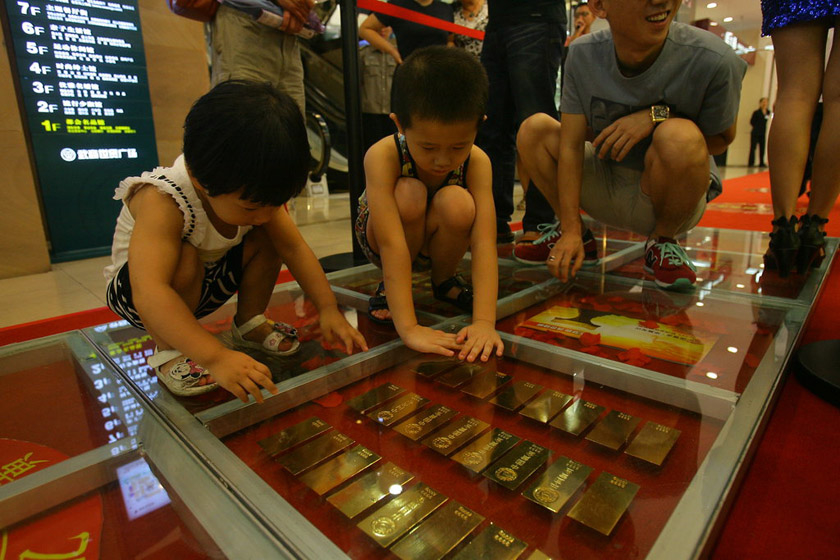 8月5日，武汉，世贸广场珠宝节现场，铺设在中国黄金专柜前的“金光大道”。 李少文/CFP_商家用200公斤金砖铺“金光大道”
