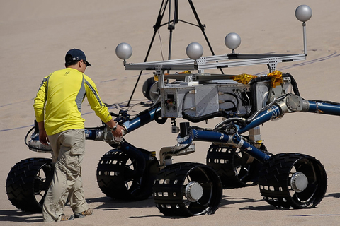美国东部时间8月6日凌晨1时30分（北京时间6日13时30分），新型火星探测器“好奇”号计划着陆火星表面。作为一个星际间太空飞行器，“好奇”号的能量来自钚，大小只有一辆小型机动车大小，它已经从地球出发，旅行了八个半月了。