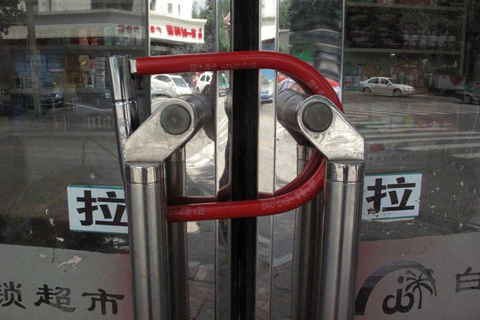 近日来，不少沈阳平日里热闹熙攘的街道显得冷冷清清。多有商户在营业时间都选择关门歇业，有的店铺主人还在店铺门口挂出了“外出旅游”的告示。微博上有市民称沈阳几乎成“空城”。对此现象，沈阳市委宣传部官方微博“沈阳发布”称，除正常管理外，并未采取集中整治行动，更未采取高额罚款措施，希望业户勿信传言，正常营业。据了解，沈阳将于2013年举办全国运动会，2012年1月，沈阳市召开“2012年打假工作会议”，启动迎全运环境整治工作。