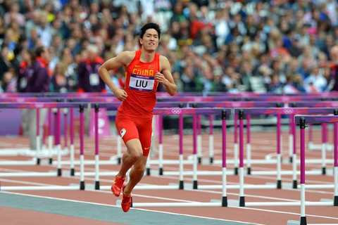 2012年8月7日，伦敦奥运会男子110米栏小组赛第六组比赛中，中国选手刘翔起跑后不久摔倒，惨遭淘汰。  东方IC