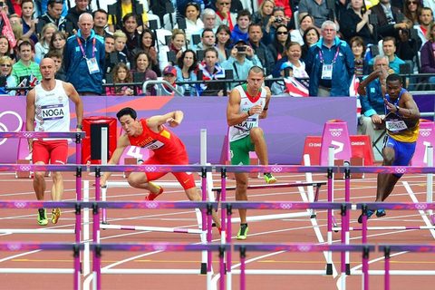 2012年8月7日，伦敦奥运会男子110米栏小组赛第六组比赛中，中国选手刘翔起跑后不久摔倒，惨遭淘汰。  东方IC