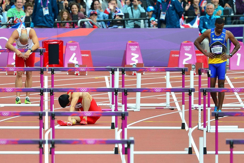 2012年8月7日，伦敦奥运会男子110米栏小组赛第六组比赛中，中国选手刘翔起跑后不久摔倒，惨遭淘汰。  东方IC