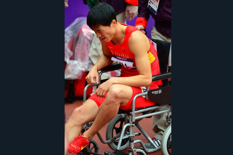 2012年8月7日，伦敦奥运会男子110米栏小组赛第六组比赛中，中国选手刘翔起跑后不久摔倒，惨遭淘汰。  东方IC