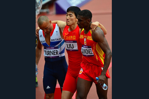 2012年8月7日，伦敦奥运会男子110米栏小组赛第六组比赛中，中国选手刘翔起跑后不久摔倒，惨遭淘汰。  东方IC