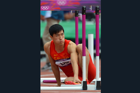 2012年8月7日，伦敦奥运会男子110米栏小组赛第六组比赛中，中国选手刘翔起跑后不久摔倒，惨遭淘汰。  东方IC