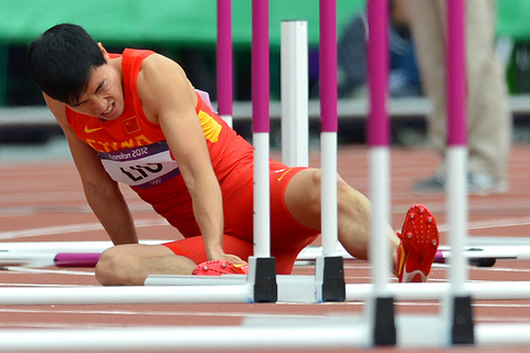 2012年8月7日，伦敦奥运会男子110米栏小组赛第六组比赛中，中国选手刘翔起跑后不久摔倒，惨遭淘汰。  东方IC