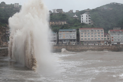 8月7日，浙江温岭，石塘海边的浪很大。  金轲/CFP