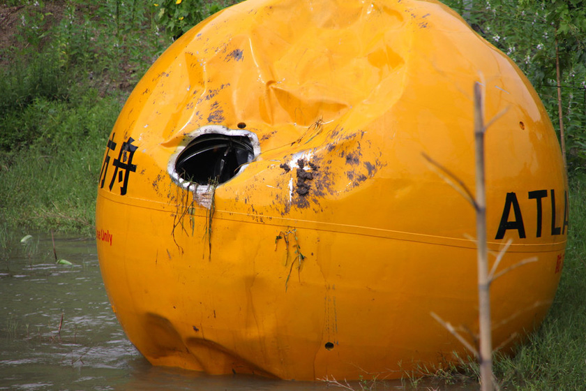 8月6日，“诺亚方舟”浮在水面上，舱门打开。   东方IC_义乌商人150万造“诺亚方舟”