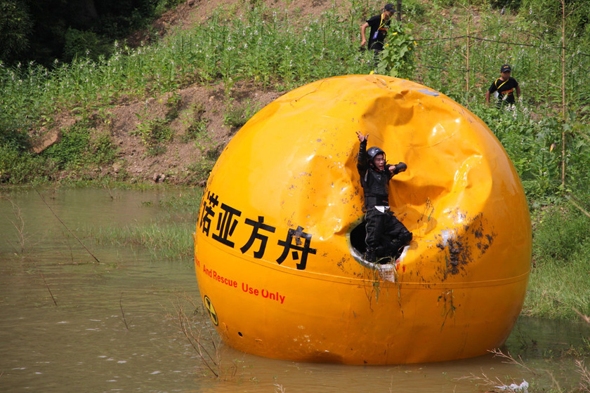 8月6日，“诺亚方舟”浮在水面上，舱门打开。  东方IC_义乌商人150万造“诺亚方舟”