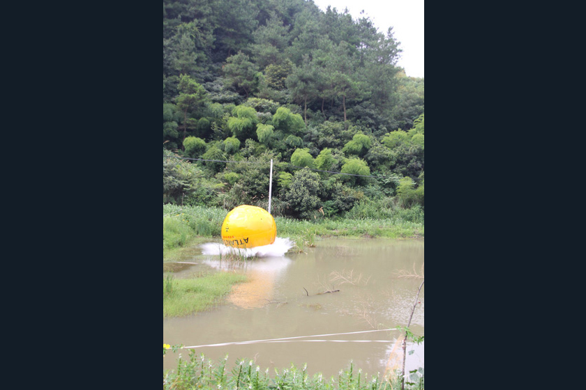 8月6日，“诺亚方舟”从近乎垂直的50米山坡上滚落池塘。  东方IC_义乌商人150万造“诺亚方舟”