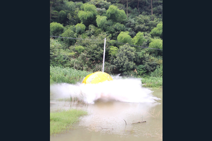 8月6日，“诺亚方舟”从近乎垂直的50米山坡上滚落池塘。  东方IC_义乌商人150万造“诺亚方舟”