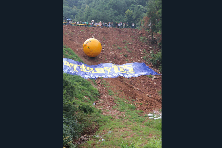 8月6日，“诺亚方舟”从近乎垂直的50米山坡上滚落池塘。  东方IC_义乌商人150万造“诺亚方舟”