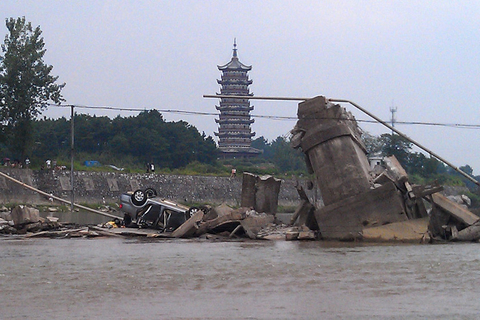 8月8日，江西广昌县，大桥坍塌事故现场掉入水中的车辆。   CFP