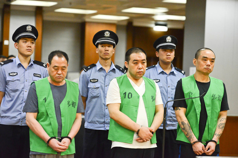 8月9日，北京，主犯梁达（右）和两名同案在法庭听审。 东方IC