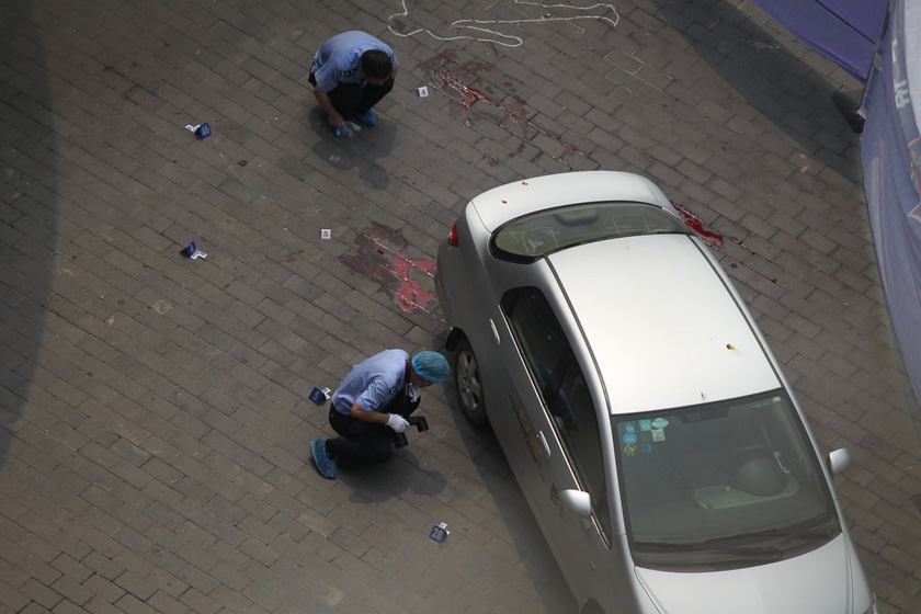 8月10日，警方在案发现场寻找线索。  CFP_重庆发生持枪抢劫案致1死2伤 