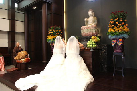 8月11日，台湾桃园，同为佛教徒的女同性恋情侣美瑜和雅婷依照传统佛教仪式举行婚礼。 CFP