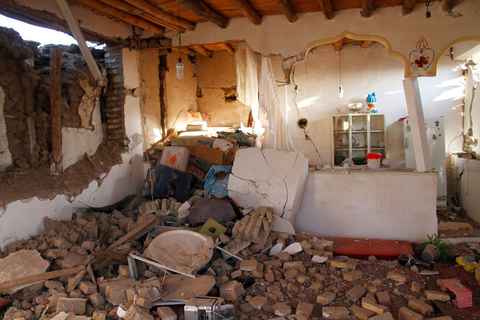 8月12日，一座在地震中受损的房屋。 Parspix/东方IC