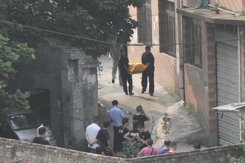 8月14日凌晨6时50分，在公安部统一指挥下，公安部A级通缉犯周克华在重庆沙坪坝区童家桥被公安民警成功击毙。至此，苏湘渝系列持枪抢劫杀人案件成功告破。8月10日9时34分，重庆市沙坪坝区凤鸣山康居苑中国银行储蓄所门前发生一起持枪抢劫杀人案，案犯打死1人、打伤2人后逃逸。经查，该案与2004年以来发生在江苏南京、湖南长沙、重庆等地的多起持枪抢劫杀人案系同一犯罪嫌疑人周克华所为。